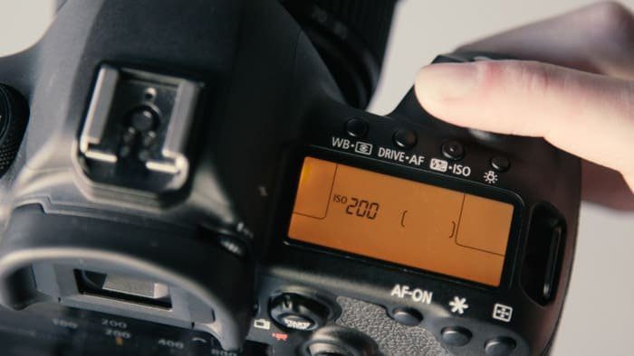 تصویر نزدیک از دوربین DSLR که مقدار ISO را نشان می دهد