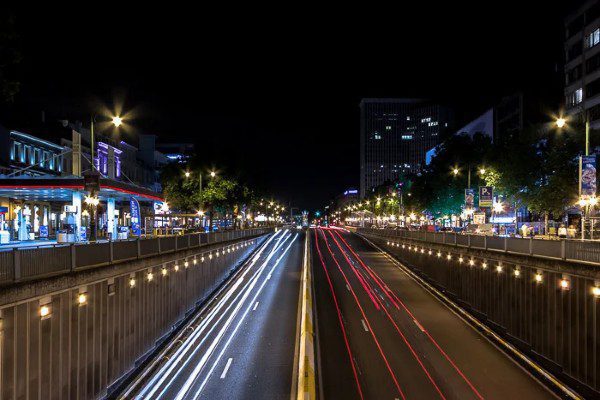 مسیرهای نور ماشین در بلوار دو واترلو در شب (بروکسل، بلژیک)، عکاسی با موشن بلور