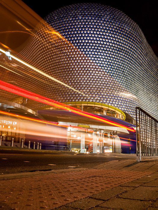 موشن بلور مسیرهای رنگی نور در مقابل مرکز خرید Bullring در بیرمنگام، بریتانیا.