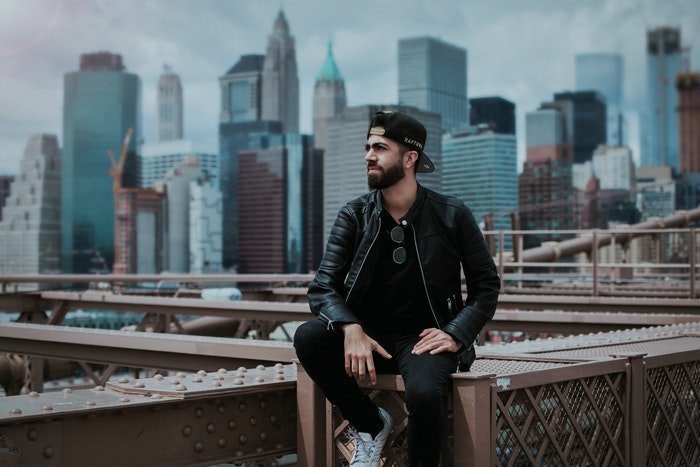 مثالی از ژست نشستن اقایان