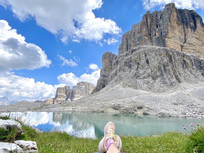 سلفی خلاقانه با پاها مقابل کوه و دریاچه