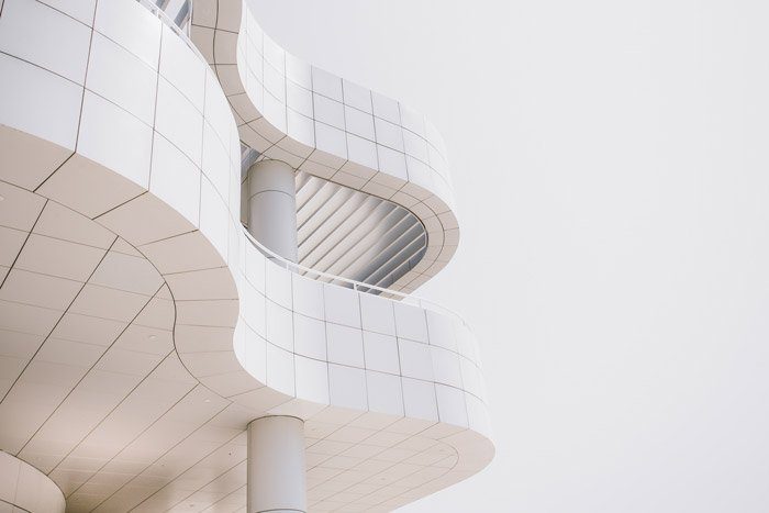 جزئیات یک ساختمان معماری مدرنیستی ساخته شده از اشکال هندسی