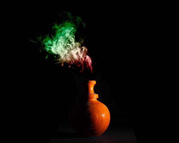عکس یک قوری چای با دود بنفش که از آن خارج می شود