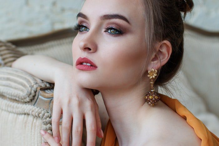 مدلی با گوشواره طلا