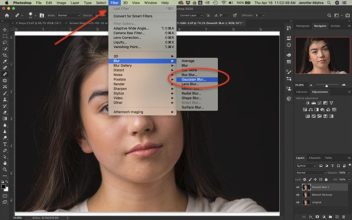تصویری از فتوشاپ که نحوه باز کردن ابزار Gaussian Blur را نشان می دهد. 