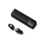 نمای ایربادهای Soundcore A30i رنگ مشکی در کنار کیس شارژ رژ لبی باز شده