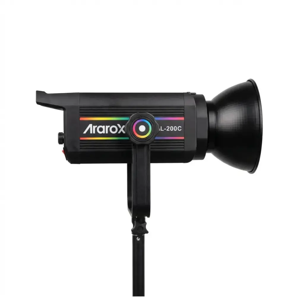ویدئولایت آراروکس VL200C RGB با طراحی استودیویی، بدنه مشکی مقاوم و کاسه رفلکتور استاندارد، مناسب نورپردازی عکاسی و فیلمبرداری حرفه ای با قابلیت تنظیم رنگ RGB