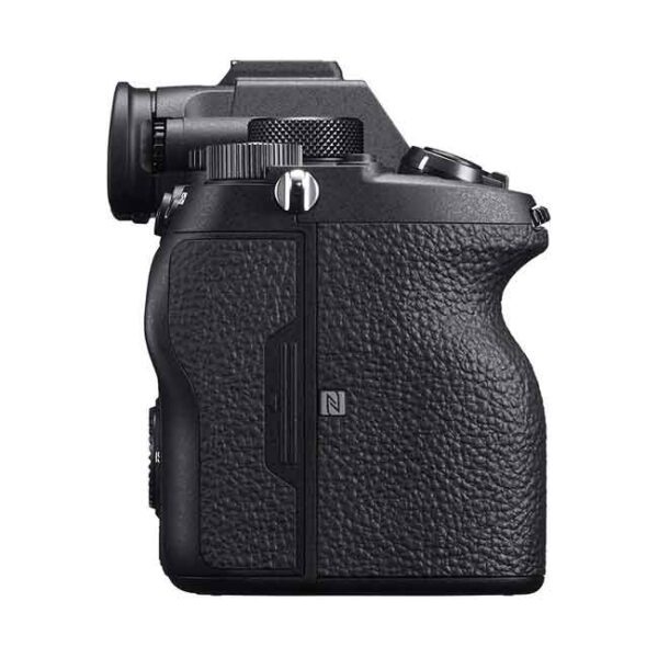 نمای کناری دوربین بدون آینه سونی a7r iv - sony alpha a7r iv