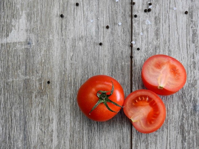تضاد رنگ بین گوجه فرنگی و چوب به ایجاد یک ترکیب متعادل کمک می کند که توجه را به خود جلب می کند