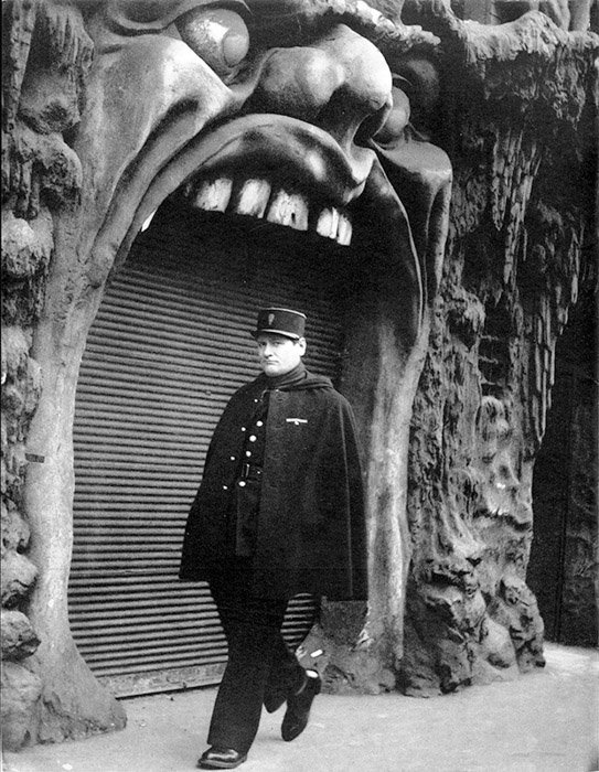 عکس سیاه و سفید مردی در حال قدم زدن در کنار بار L'Enfer در پاریس