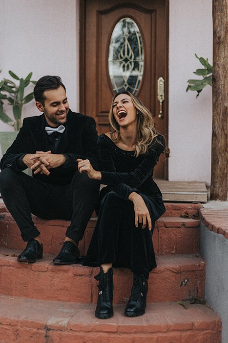 یک زوج در حال خندیدن در حین عکاسی در فضای باز