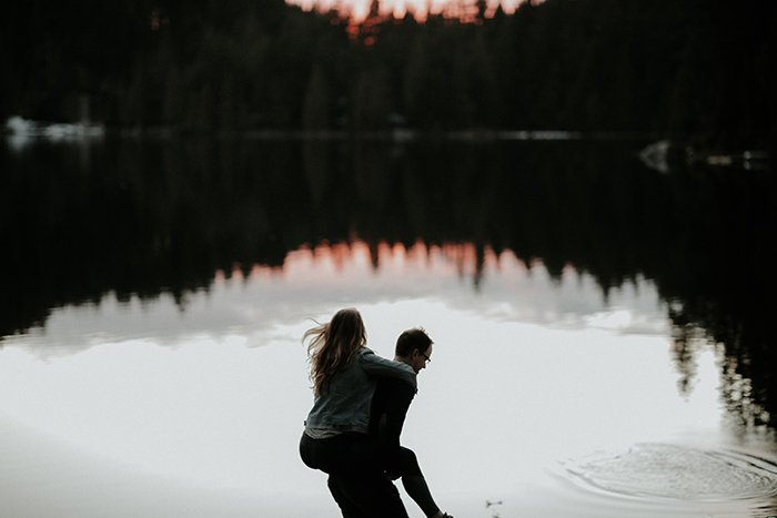 مردی که در مقابل دریاچه به زن کولی می دهد