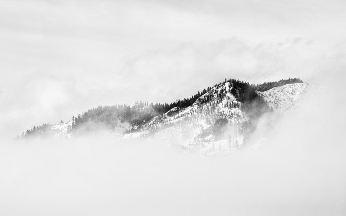 منظره کوهستانی مه آلود و برفی جوی - تعادل تن و وزن در عکاسی