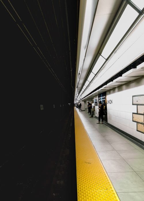 تونل تاریک مترو، و مردمی منتظر روی سکوی روشن