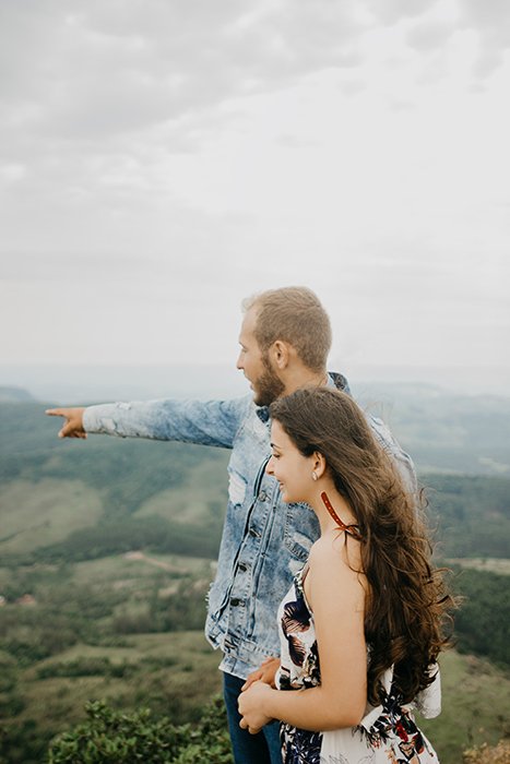 پرتره زن و شوهری که روی یک تپه ژست گرفته اند و به نقطه ای اشاره میکنند