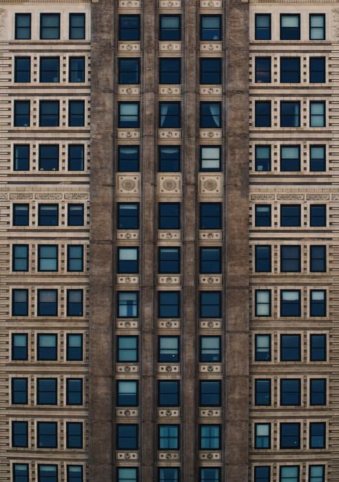 عکس پرسپکتیو جالب از یک ساختمان چند پنجره ای