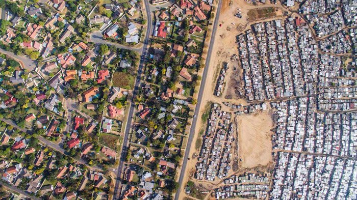 عکس هوایی از ساختمان ها و جاده ها که تعادل وزن مفهومی را نشان می دهد