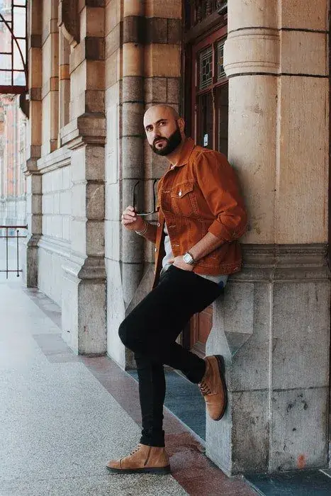 ژست مردانه تکیه داده به دیوار با استایل کژوال