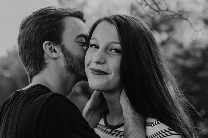 ژست رقص زن و شوهر در طبیعت با نور گرم؛ مناسب عکاسی عاشقانه و پرانرژی