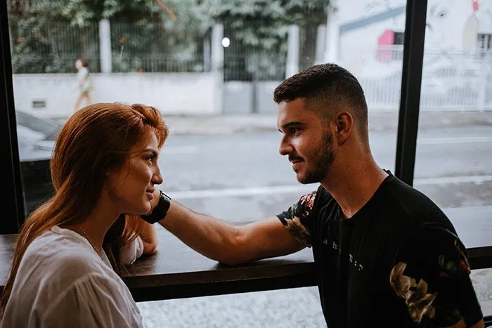 ژست عاشقانه زوج داخل کافه با نگاه عمیق مناسب عکاسی پرتره