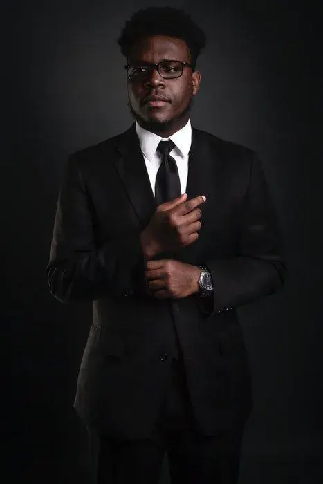 ژست مردانه رسمی با کت‌وشلوار مشکی