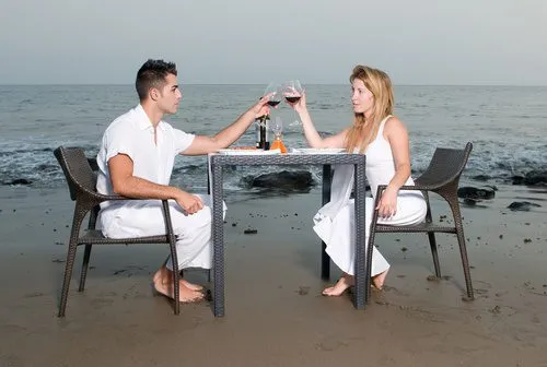 ژست بلند کردن همسر در میان مزرعه ذرت برای عکاسی پرانرژی و عاشقانه