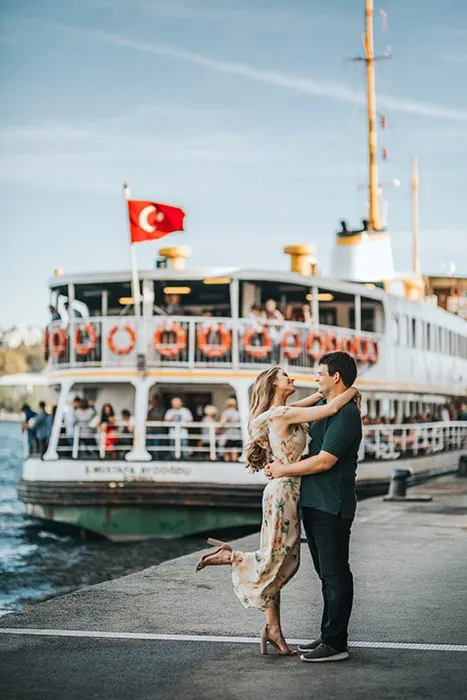 ژست عاشقانه زوج مقابل کشتی مسافربری در استانبول