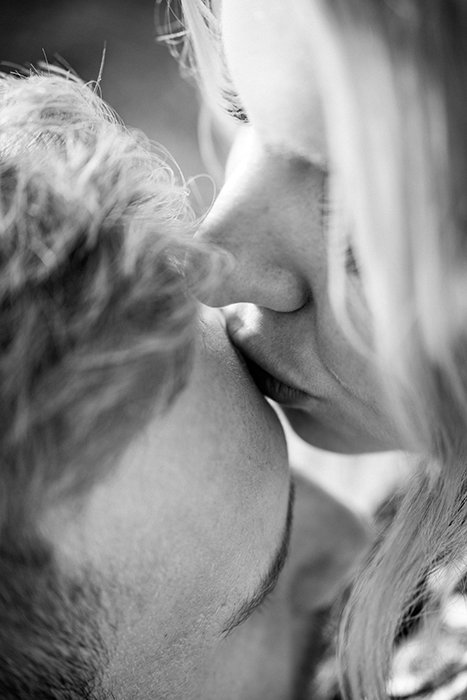 عکس سیاه و سفید از یک زوج در حال بوسیدن پیشانی