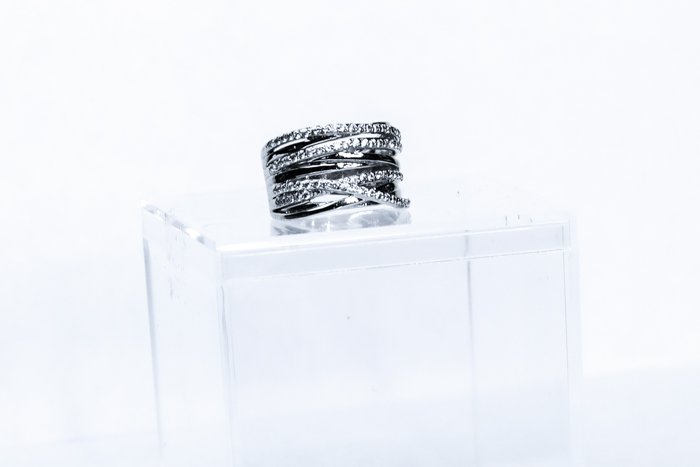 عکس از یک حلقه نقره روی جعبه نمایشگر
