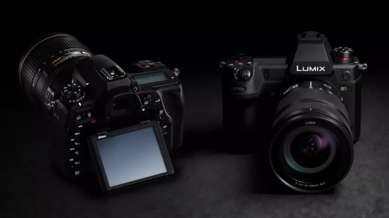 طراحی DSLR (سمت چپ) مزایای خاص خود را دارد، حتی اگر دوربین‌های بدون آینه (سمت راست) راهگشا به نظر برسند (اعتبار تصویر: Panasonic/Nikon)