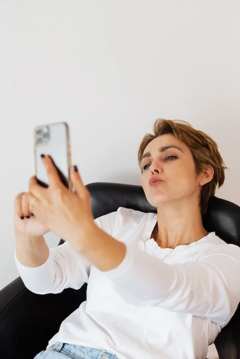 ژست سلفی تک نفره با لب بوسه‌ای