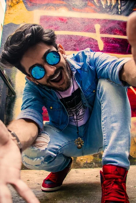 سلفی خیابانی با عینک آینه‌ای و ژست شاد