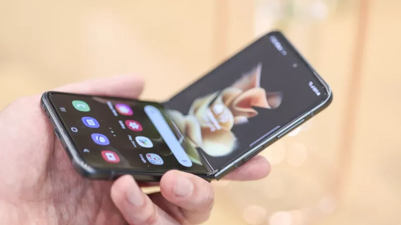 Samsung Z Fold 4 کوچکتر و مربع خواهد بود