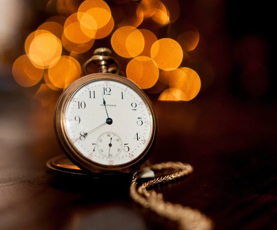 ایده عکاسی بوکه ساعت جیبی با چراغهای طلایی