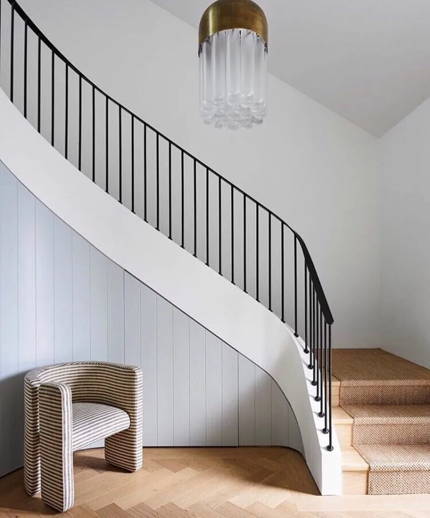 ایده عکاسی مینیمالیستی از پله و صندلی