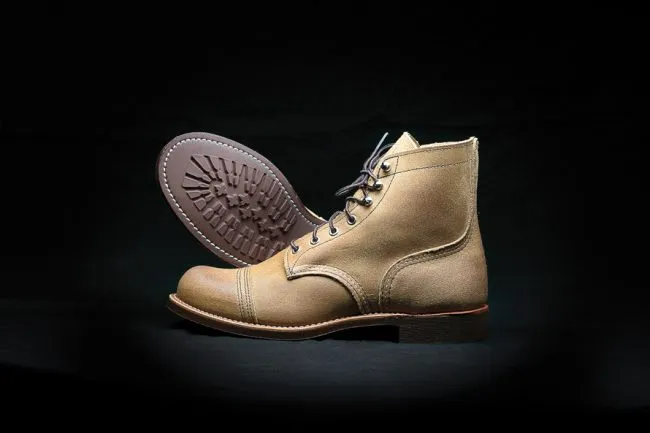 عکس تبلیغاتی بوت چرمی مردانه روی پسزمینه مشکی