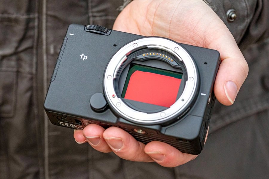 سیگما fp L یک دوربین فول فریم است که در کف دست جا می‌شود. اعتبار عکس: Andy Westlake.