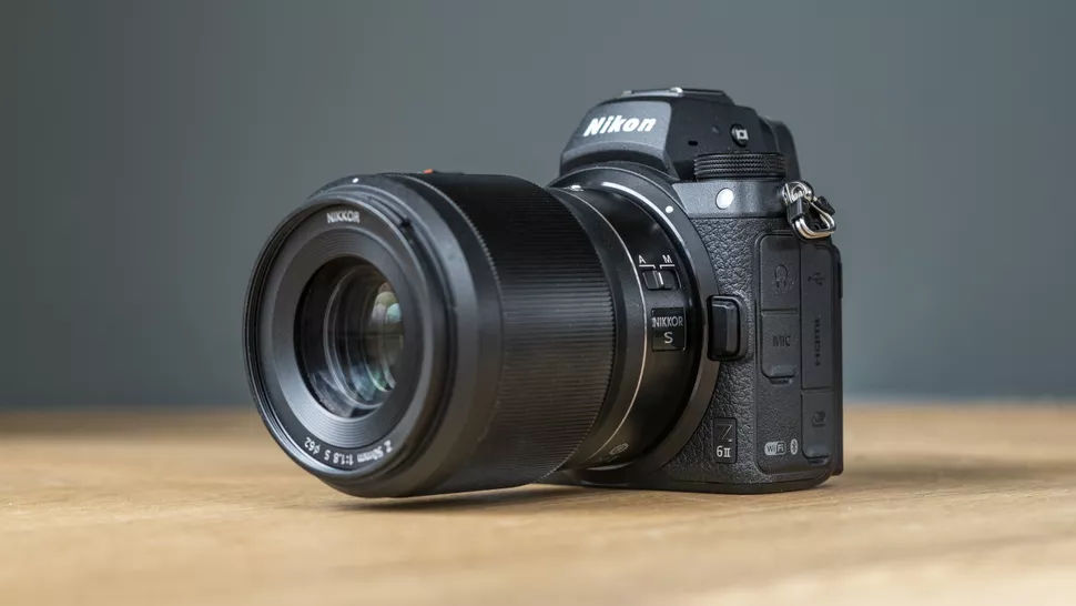 برای عکاسان، Nikon Z6 II یک انتخاب عالی است که با لنزهای Z-mount نیکون که روز به روز چشمگیرتر می شوند سازگار است.
