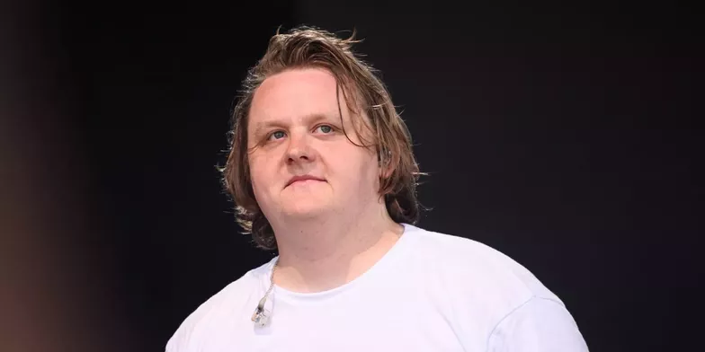 La star ecossaise Lewis Capaldi suspend sa tournee pour raison de sante