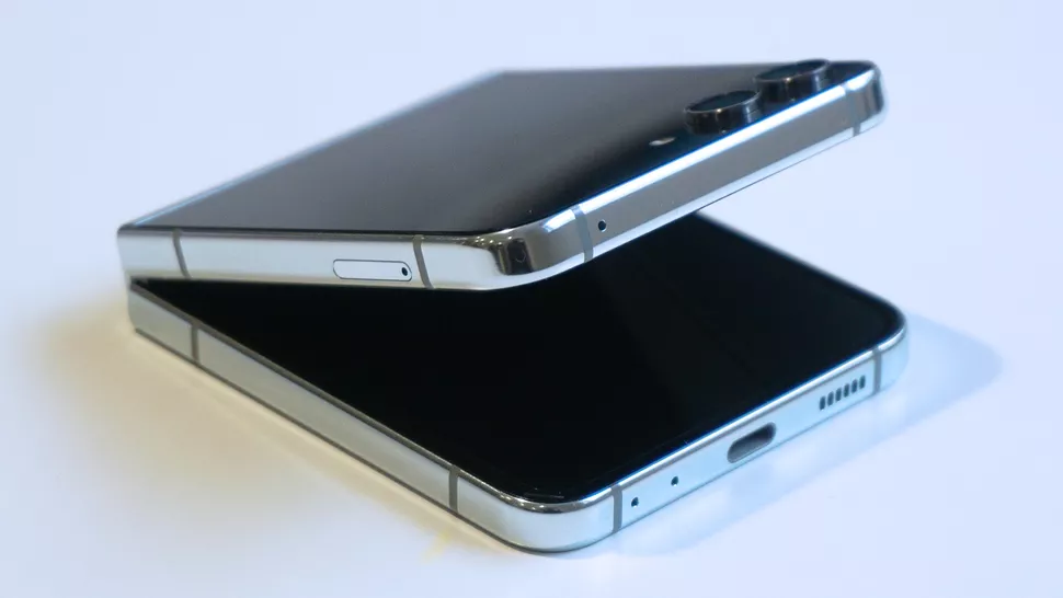 Samsung Galaxy Z Flip 5 در برابر گرد و غبار مقاومتی ندارد.