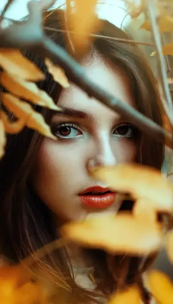 پرتره زنانه پاییزی میان برگهای زرد