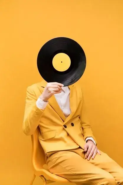 عکس پروفایل خلاقانه با صفحه موسیقی و کت زرد