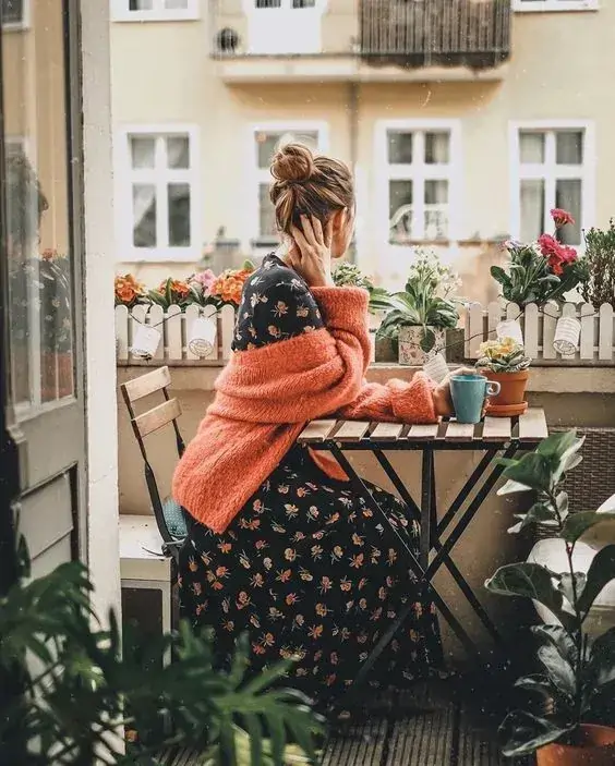 عکس پروفایل زنانه با ژست طبیعی در بالکن