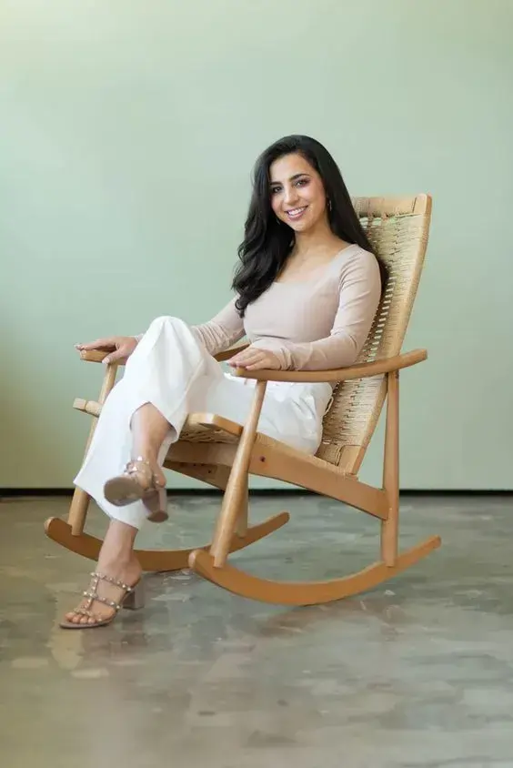 پرتره زنانه با ژست نشسته روی صندلی