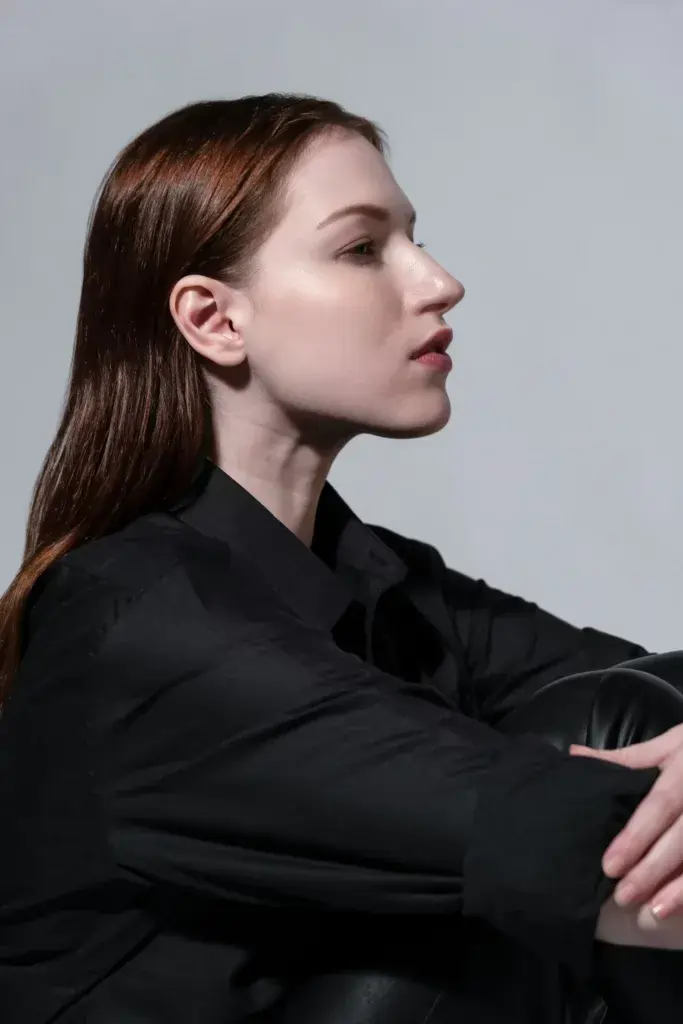 پرتره زنانه از زاویه جانبی برای عکس پروفایل