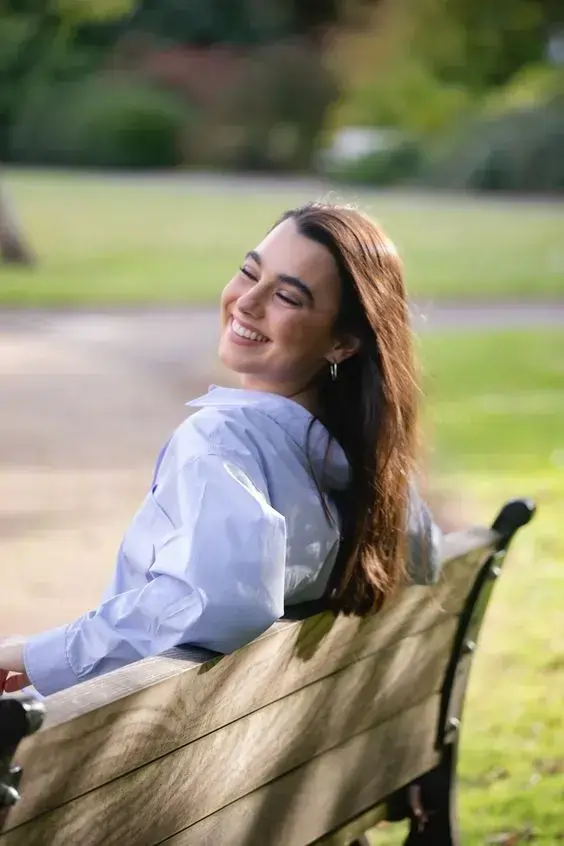 پرتره زنانه طبیعی با لبخند در فضای باز