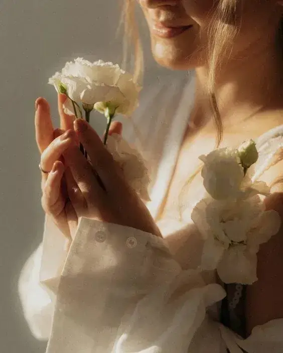 پرتره زنانه رمانتیک با گل سفید