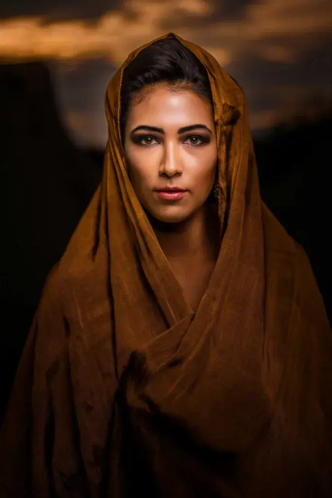 پرتره زنانه سنتی با نورپردازی حرفهای