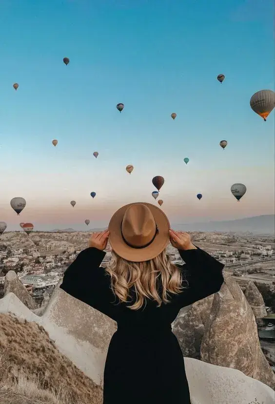 عکس پروفایل زنانه در سفر با بالنها