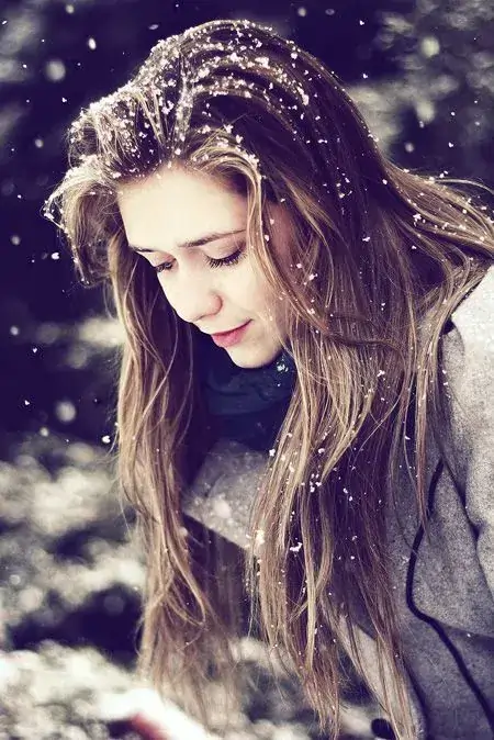 پرتره زنانه زمستانی با برف روی موها